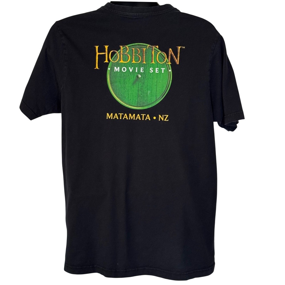 Biz Collection Hobbiton Movie Set Matamata NZ Graphic T-Shirt Men's Large Black